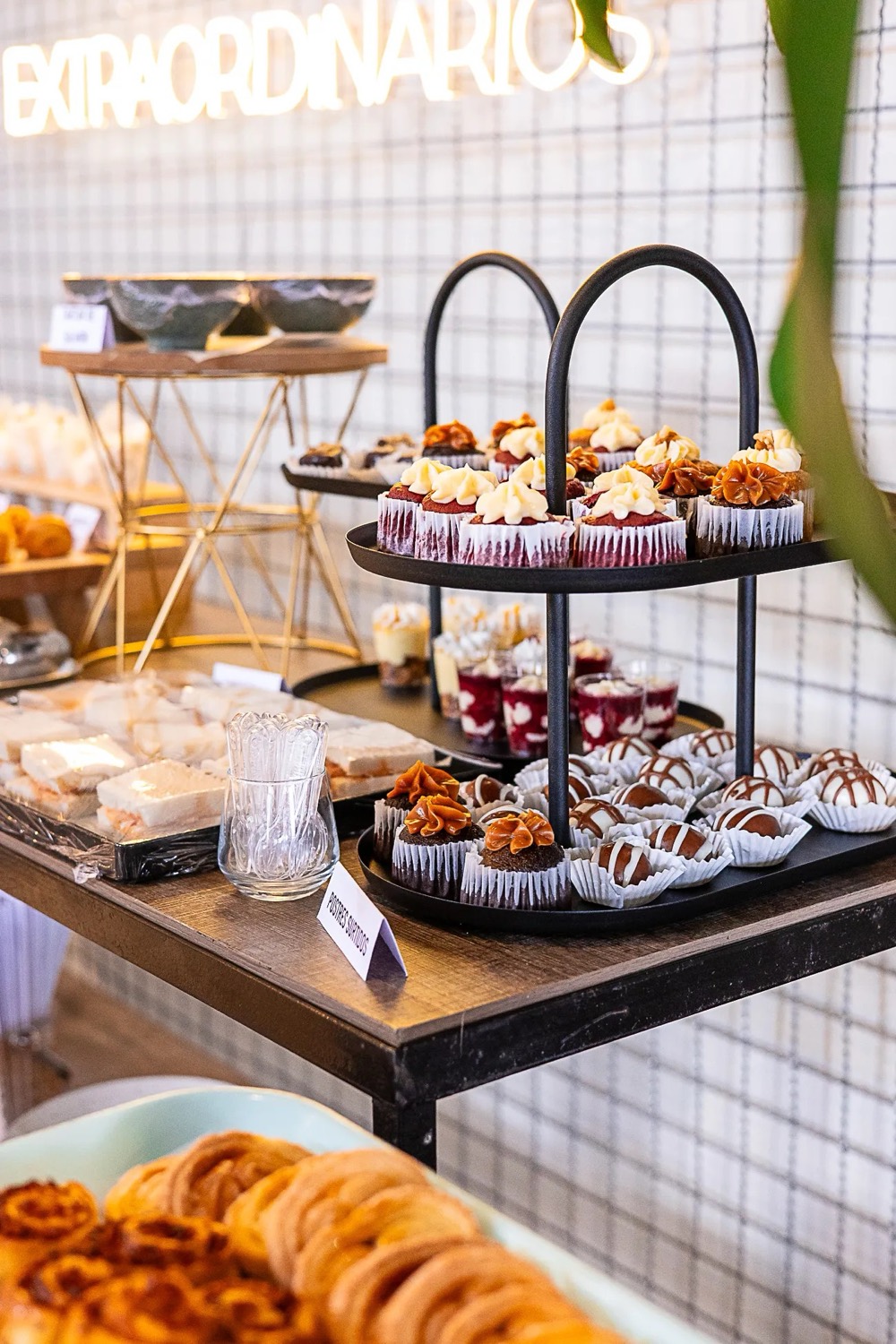 Postres surtidos de la mesa de bocados
